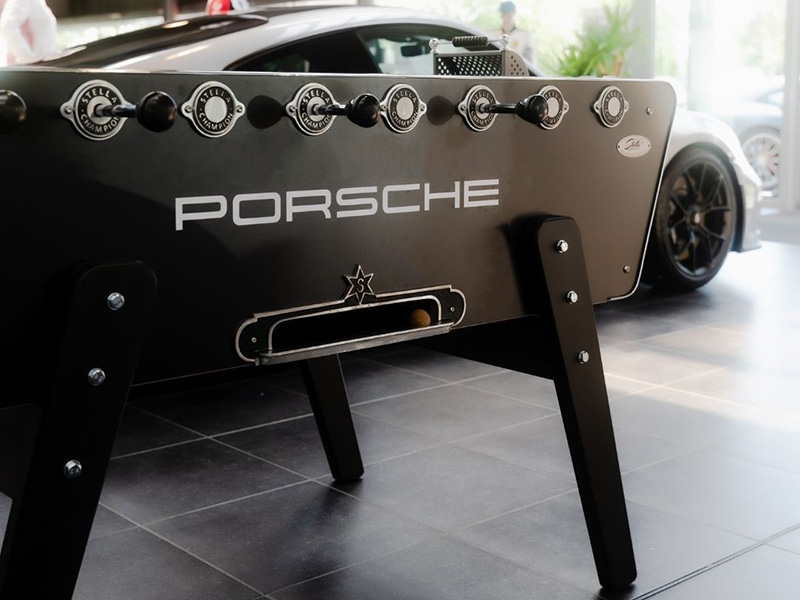 Maßangefertigter promo Kicker im Porsche Design von Tischkicker24.de