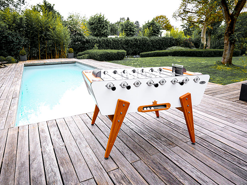 Outdoor Tischkicker an einem Pool - tischkicker24.de